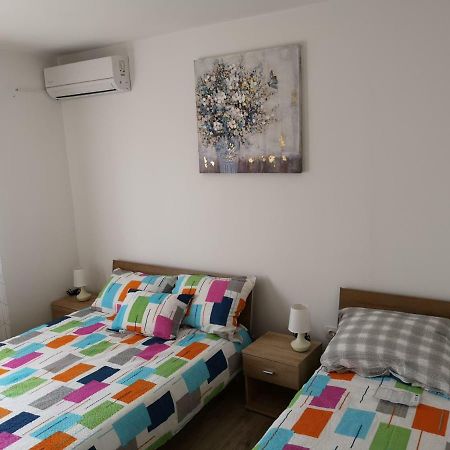 Tomek Apartment Vir Eksteriør bilde