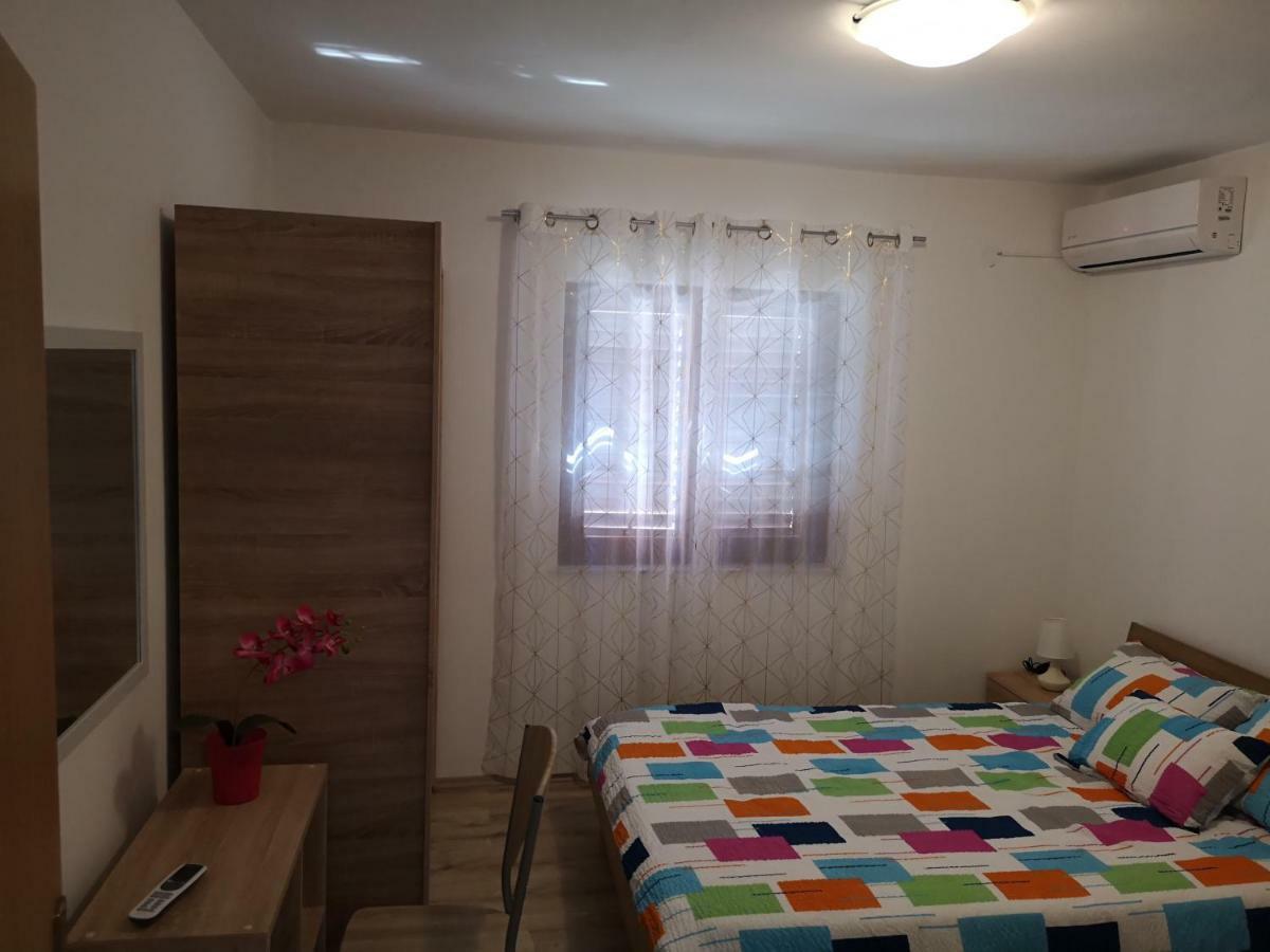 Tomek Apartment Vir Eksteriør bilde
