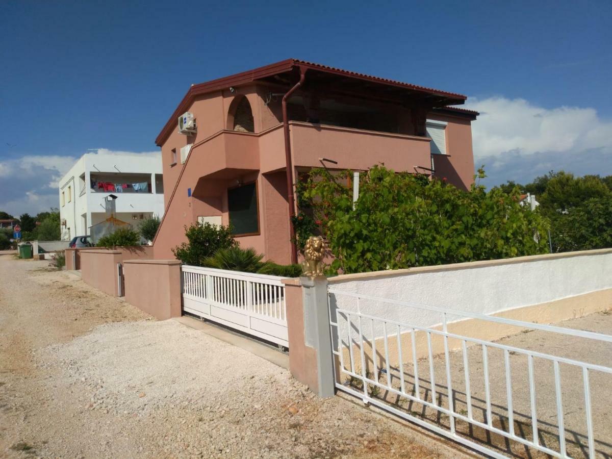 Tomek Apartment Vir Eksteriør bilde